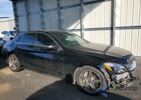 2018 Mercedes-Benz C 300 4Matic z USA, uszkodzony, nr VIN 55SWF4KB0JU248409